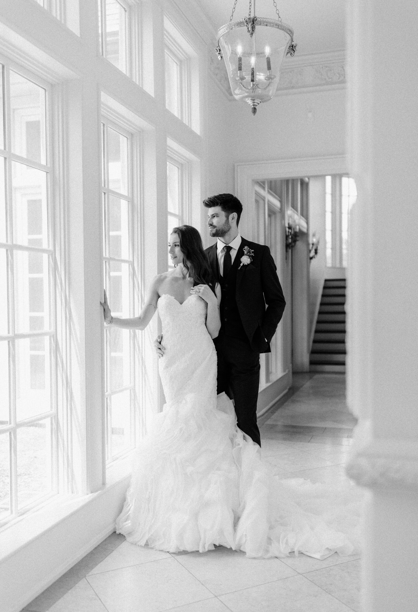 Black and white Portrait of a bride and groom wedding photography, wedding photos